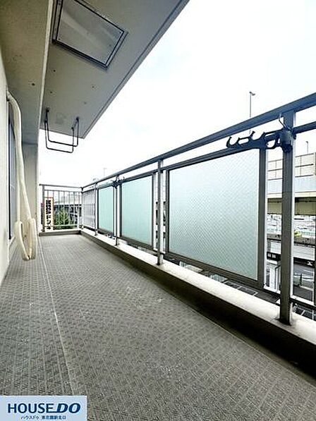 物干し金具を備えた使い勝手の良いバルコニー☆足元は滑りにくいシート貼りで、お手入れもしやすい設計♪外部からの視線を程よく遮るパネル仕様で安心です!
