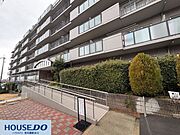 落ち着いたグレーの外壁が重厚感を醸し出す、現代的なデザインのマンションです♪エントランスには緩やかなスロープが設置されており、ベビーカーや重い荷物をお持ちの際もスムーズに出入りが可能です！