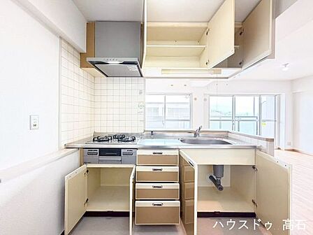 会話がはずむカウンターキッチンを採用! 新品のガラストップコンロを設置しておりお掃除ラクラク。 キッチンから洗面室への動線が良く、家事効率もアップします。