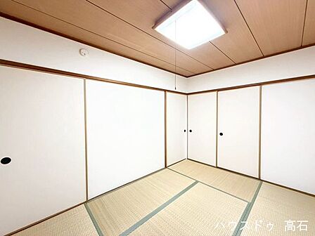 LDKに隣接する落ち着きのある6帖の和室です。お子様のお昼寝スペースや来客用としても大変便利です。