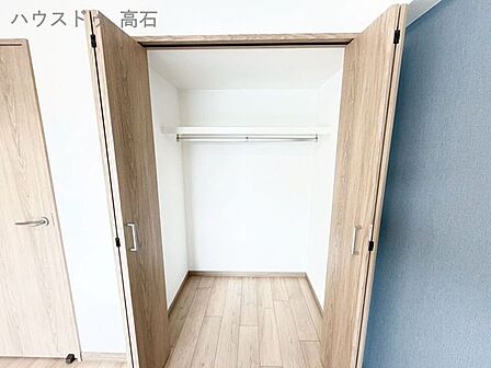 ハンガーパイプ付きで衣類をすっきり収納可能