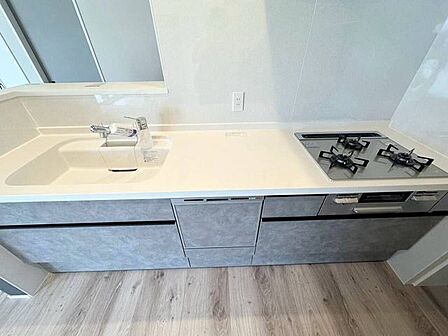 3口コンロにビルドイン食洗機、広々としたシンクを備え、毎日の調理や後片付けがスムーズ。