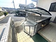 玄関を出るとすぐにカーポートへ。雨の日も濡れにくく、前面道路も見通しの良い落ち着いた住環境です。