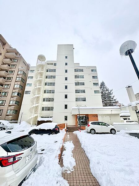 落ち着いた雰囲気の分譲マンション。円山の街並みに馴染む上品な佇まいです。
