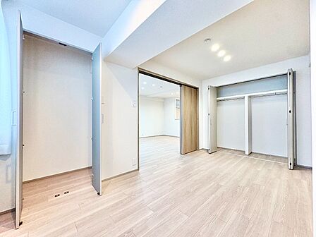 約5帖以上の居室を確保。寝室や子ども部屋、ワークスペースとしても活用可能です。