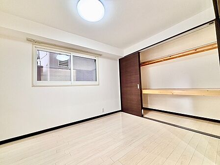 ゆとりある広さの洋室は主寝室にも最適。ベッドや収納家具を配置しても余裕があり、落ち着いたプライベート空間を確保できます。