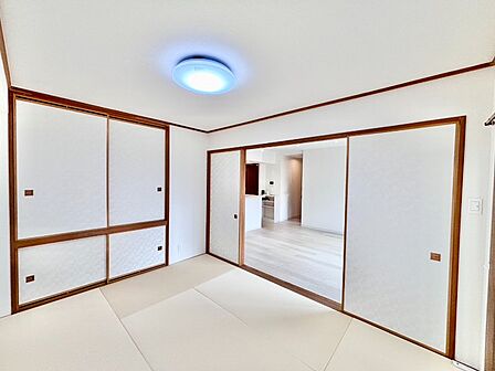 落ち着いた雰囲気が魅力の和室。従来の畳の色とは違うホワイトベージュのような優しいお色味を採用したことで、洗練された和空間が出来上がりました。客間やお子さまの遊び場、くつろぎスペースとしても重宝します。