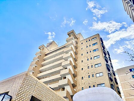 落ち着いた街並みに調和するマンション。オートロック付きで安心感のある暮らしをサポートします。