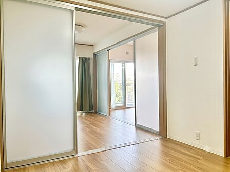 光を柔らかく通す半透明の可動引き戸を採用!戸を閉めても圧迫感がなく、開閉次第でプライベートな個室から開放的な大空間の一部まで自由自在。陽光と奥行き感を楽しめる快適な居室空間です。