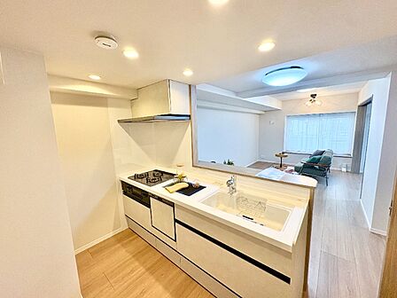 リビングで遊んだり、宿題をしたりするお子様を見守りながらお料理ができる対面キッチン♪ご家族とのコミュニケーションが自然と生まれます!