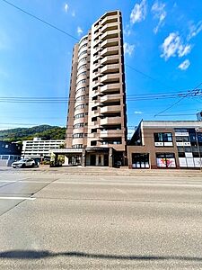 外観:青空に映えるシックなブラウンタイルの外観が美しい高層マンションで、重厚感漂う洗練されたエントランスと周囲の緑豊かなロケーションが心地よく調和する、街並みに誇らしく映える魅力的な佇まいです☆ 外観:青空に映えるシックなブラウンタイルの外観が美しい高層マンションで、重厚感漂う洗練されたエントランスと周囲の緑豊かなロケーションが心地よく調和する、街並みに誇らしく映える魅力的な佇まいです☆
