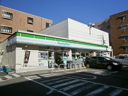 ファミリーマート世田谷二丁目店 徒歩3分。 180m