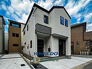 【外観】スタイリッシュなモノトーンデザインの2階建て外観。高低差を活かした立体感のあるスタイリングと、明るいホワイトの外壁が目を引きます。