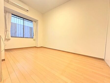 外からの視線が気になりにくい静かな配置の洋室