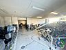 その他：《駐輪場》屋内型の駐輪場で雨の日でも自転車を保管しやすい設計。通勤・通学や日常の移動手段として自転車を利用される方にも嬉しい共用設備となっています。
