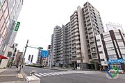 《建物外観》前面道路は幅員にゆとりがあり、開放感のある街並みが魅力です。周辺には生活利便施設も充実しており、都心にありながら快適な暮らしを実現できます。