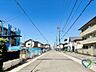 外観：《北側前面道路幅員約８．０ｍ》幅員約８．０ｍのゆとりある北側道路。南側にリビングやプライベートなお庭を配置しても、通行人の視線が気になりにくいのが魅力です。広々とした道路が開放感を演出します。