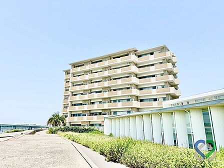 《外観》前面オーシャンビューが広がる、海を最前列で感じる好立地。落ち着きのある佇まいが、住まう人のステータスを満たしてくれます。