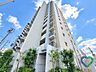 その他：《建物外観》青空に映えるスタイリッシュな外観。存在感のある堂々とした佇まいに加え、敷地内の植栽もきれいに整えられており、落ち着きと品のある印象のマンションです。