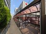 その他：大切な自転車やバイクを雨風から守る屋根付きの駐輪場を完備。