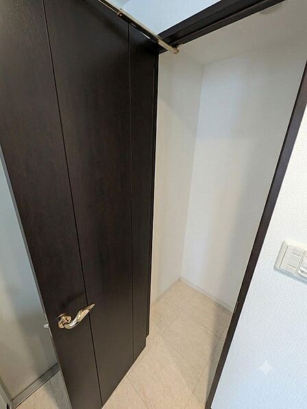 奥行きのある収納スペース。空間を効率的に活用できる設計です。※本画像は居住中の物件であり、入居者様の家具をCGで消した画像も含まれます。