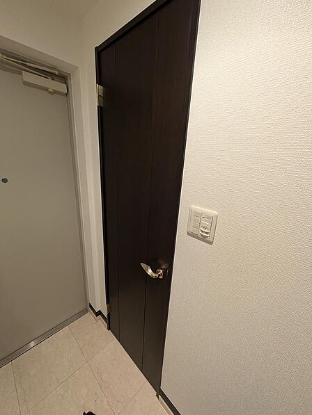 室内をすっきり見せる収納スペース。日用品や備品の整理に活躍します。※本画像は居住中の物件であり、入居者様の家具をCGで消した画像も含まれます。