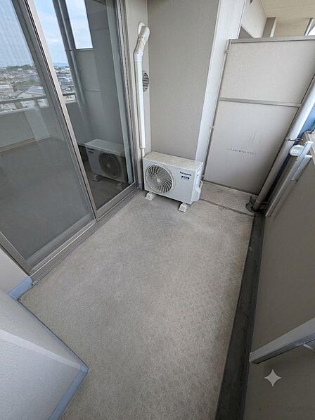 洗濯物も干しやすい、十分な奥行きのあるバルコニースペース。※本画像は居住中の物件であり、入居者様の家具をCGで消した画像も含まれます。