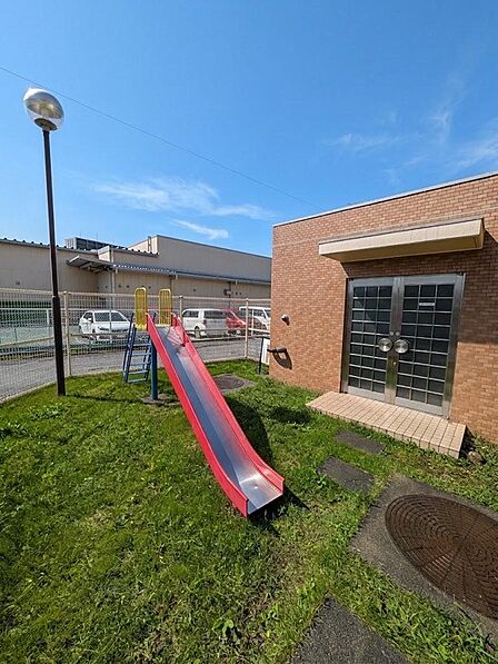 敷地内にはちょっとした遊具スペースがあり、お子様の遊び場にも困りません。