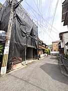 前面道路は広く車庫入れも簡単に行えます♪