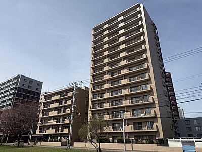 外観：１４階建８階の居室です。目の前に高い建物が無く、バルコニーからの見晴らしは大変良好です