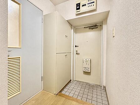 玄関横にシューズボックスがついているので、片付いた玄関がキープできます!※一部CG加工により残置物を除去しています。