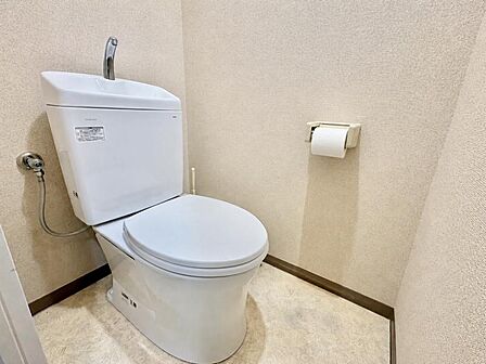 シンプルでお手入れしやすいトイレ。※一部CG加工により残置物を除去しています。