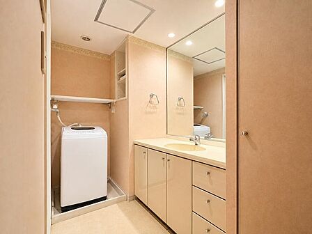 洗面台は横に広く鏡が大きい収納豊富な洗面台です♪
