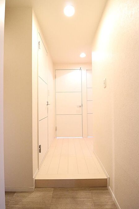 上質感漂う玄関です♪居住者の帰り、訪れる方を優しく迎える・安らぎに満ちた生活空間を予感させるようなその佇まいが魅力的ですね。