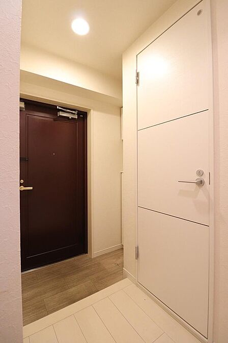 家族や来客をお出迎えする玄関は、家の顔と言っても過言ではありません。シンプルな仕様になっているので、お花などで自分好みにレイアウトしてみるのもいいですね♪