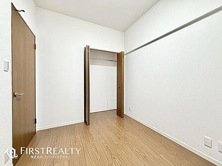 クローゼットが備え付けられております♪収納が広々としているとインテリアや家具のレイアウトにもこだわることができますね。全居室収納付きで機能性にも優れた住宅です☆