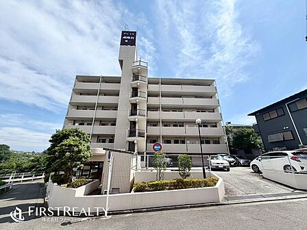 シックな外観が魅力的な外観です。飽きのこないデザインは人目を惹きつけつつも閑静な街並みに良く馴染みます♪教育施設や商業施設も充実しているこの町で新生活を始めませんか?是非当社にお任せください。
