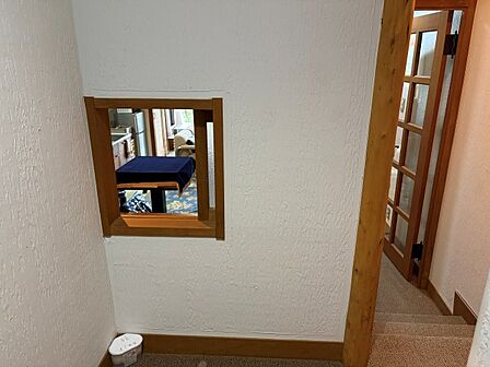 玄関から見た風通し用の小窓
