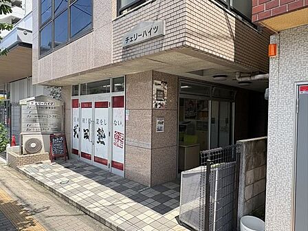 落ち着きのあるベージュタイルの外観が、街並みに上品に馴染みます。エントランスへの動線はフラットで、重い荷物を持っての帰宅やベビーカーでの移動もスムーズに行えそうです。