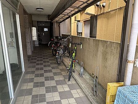 住まいの一角に設けられた駐輪スペースは、屋根付きで大切な自転車を守ります。エントランスからの動線が短く、毎日の通勤や通学もストレスフリー。整然と並べられた様子から、管理の行き届いた様子がうかがえます。