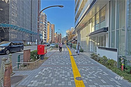 敷地の南側前面道路は都道441号線です(東側から)。