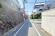 物件の南側前面道路（東側から）［2026年3月26日撮影］