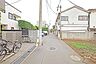 周辺：物件の北東側前面道路（北西側から）［2026年6月15日撮影］
