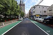 敷地南側の前面道路（西側から）
