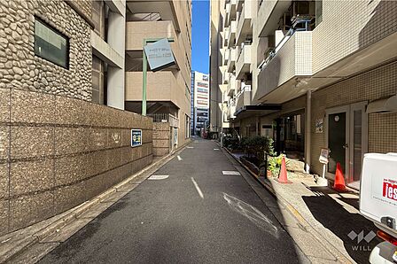 敷地西側の前面道路