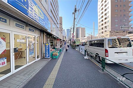 敷地北西側の前面道路(北東側から)