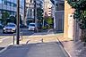 周辺：敷地南西側の前面道路（南東側から）