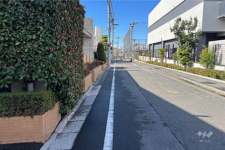 敷地の北西側前面道路(北東側から)