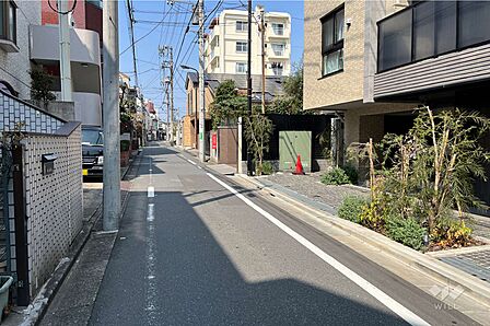 敷地の南側前面道路(東側から)