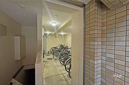 屋内に設けられた駐輪場